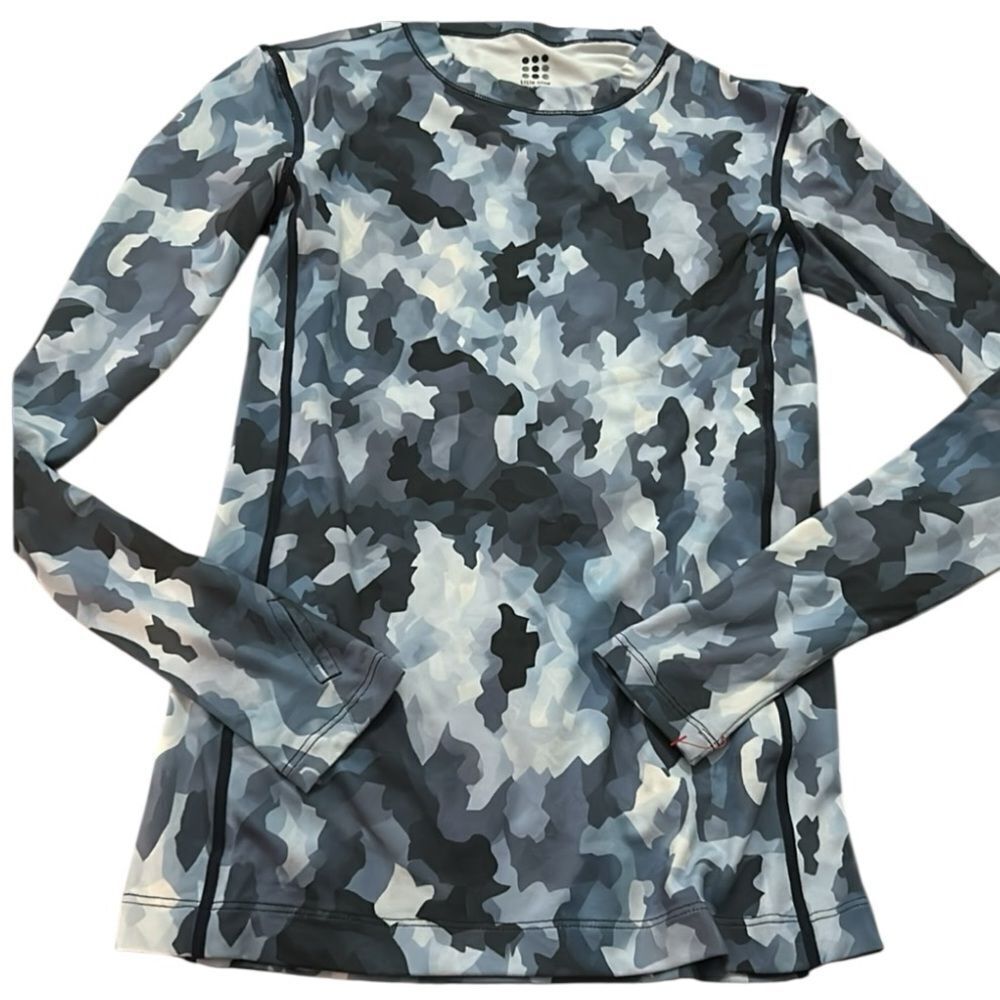 Title Nine Camouflage Patterned Top extra small SPF 50 thumb holes